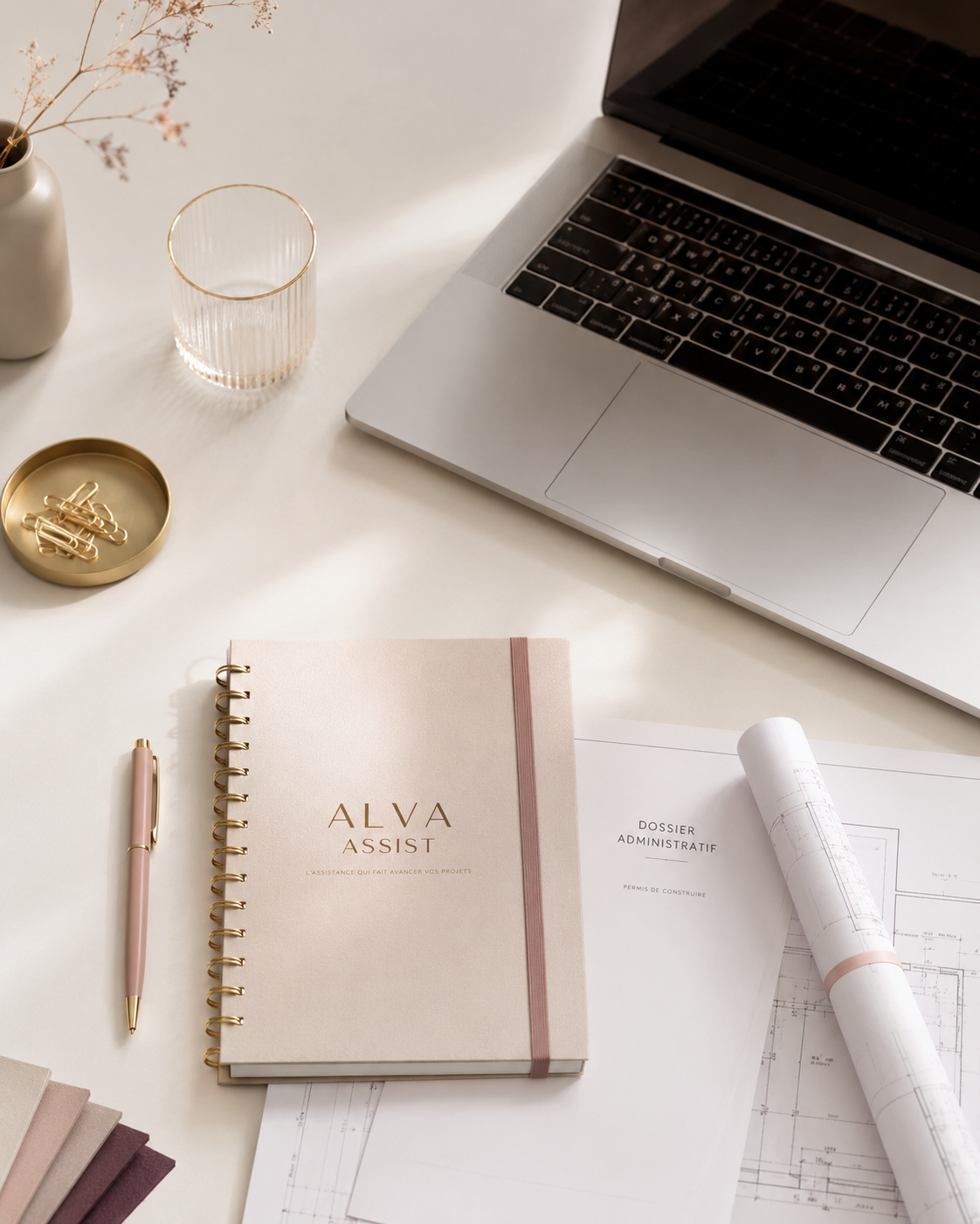 Bureau ALVA Assist avec ordinateur, dossier administratif et plans de construction